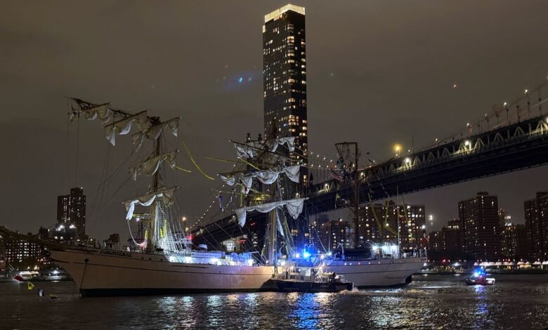 Multiple injured after Mexican navy ship hits Brooklyn Bridge: Live updates Multiple injured after Mexican navy ship hits Brooklyn Bridge: Live updates