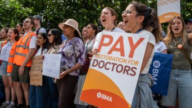 Starmer urged to drop key workers rights pledge to prevent ‘people dying’ from doctors strike