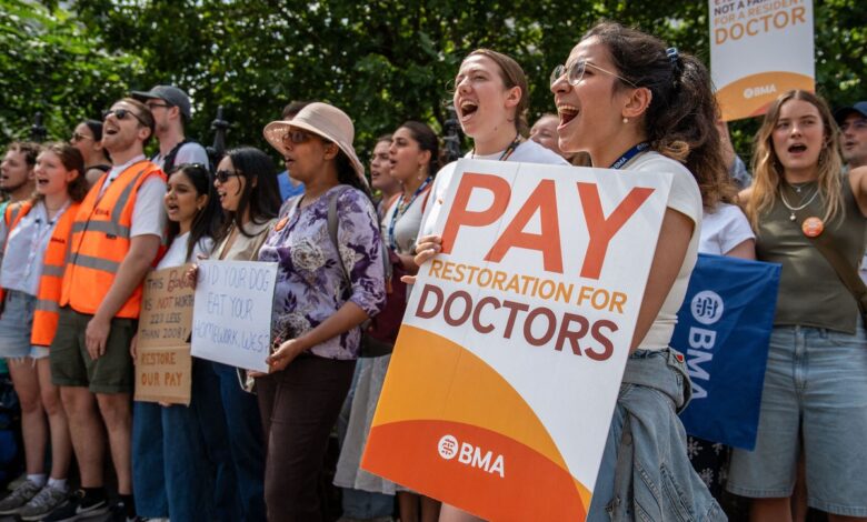 Starmer urged to drop key workers rights pledge to prevent ‘people dying’ from doctors strike Starmer urged to drop key workers rights pledge to prevent ‘people dying’ from doctors strike