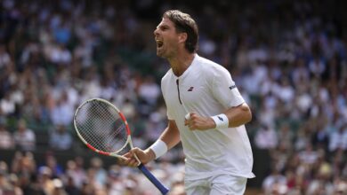 Which British tennis players are still playing singles at Wimbledon?