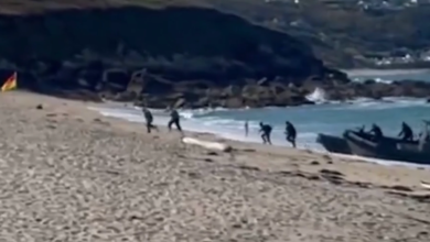 Police chase cocaine smugglers along beach after dramatic sea pursuit