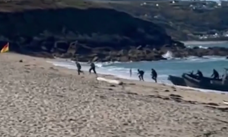 Police chase cocaine smugglers along beach after dramatic sea pursuit